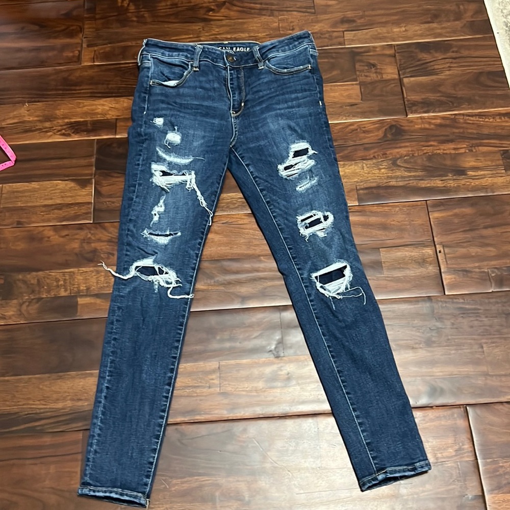 Women’s American Eagle Sz 10 distressed Skinny Jeans.